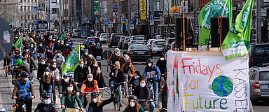 Im Rahmen des globalen Klimastreiks sind viele Menschen für das Klima auf die Straße gegangen. Unser Foto zeigt die Fahrraddemo in Kassel, zu der «Fridays for Future» mit einem breites Bündnis von Organisationen aufgerufen hatte, zu dem auch die Evangelische Kirche von Kurhessen-Waldeck gehört. (Foto: medio.tv/Schauderna)