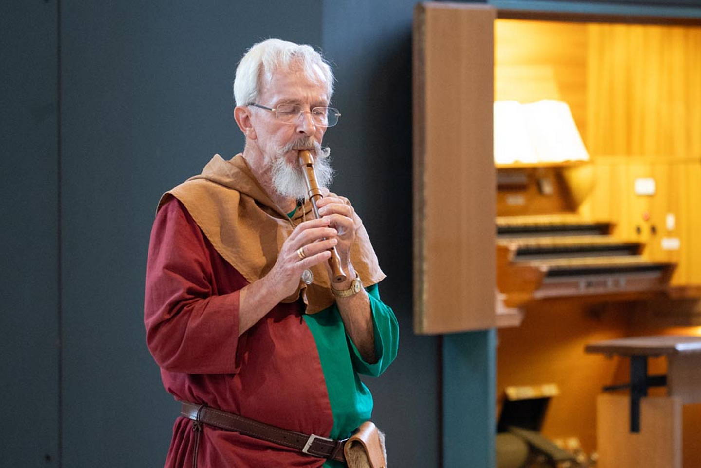 Mittelalterliche Musik mit Flöte während des Gottesdienstes