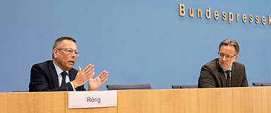 Der Missbrauchsbeauftragte der Bundesregierung, Johannes-Wilhelm Rörig (l.), und der Präsident des Bundeskriminalamts (BKA), Holger Münch, bei der Vorstellung der Zahlen kindlicher Gewaltopfer. (Foto: Christine Fenzl)