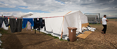 Erstaufnahmelager für Geflüchtete auf dem alten Regionalflughafen in Calden bei Kassel. Das Foto ist 2015 bei einer Pressebesichtigung erstanden. (Foto: medio.tv/schauderna)