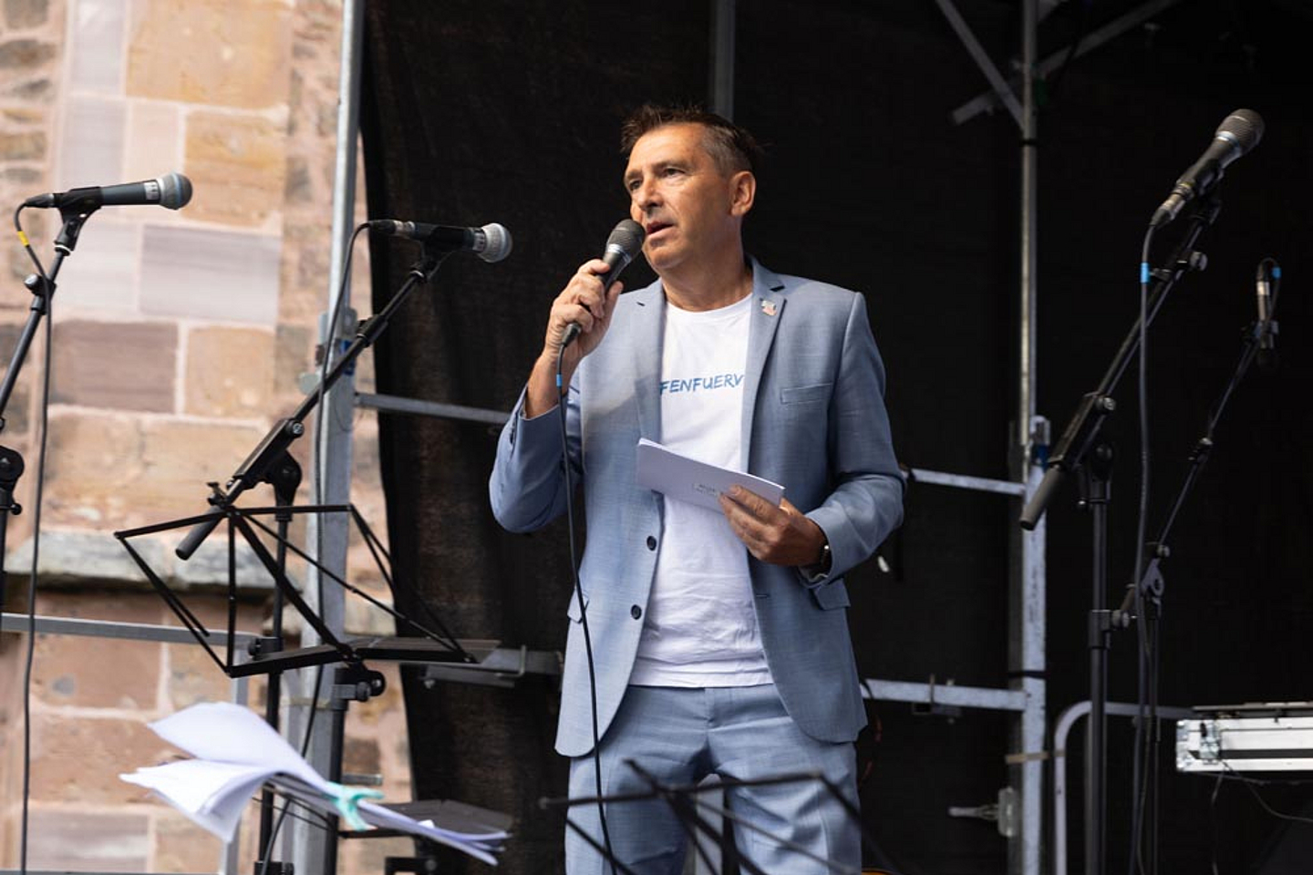 Moderierte das Bühnenprogramm: Michael Sasse (Offen für Vielfalt) - Demokratiefest im Anschluss an das Gedenken in der Martinskirche