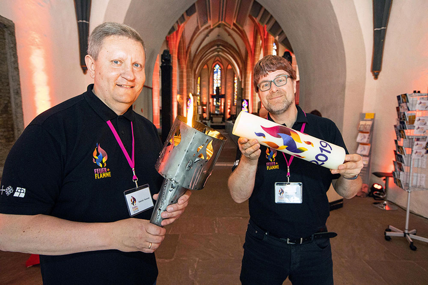 Nachdem die Läufer die Flamme von Korbach nach Bad Hersfeld gebracht hatten, wurde sie von Küster Valentin Teminski (l.) und Pfarrer Fabian Vogt symbolisch in die Flammenkirche getragen. (Foto: medio.tv/Schauderna)