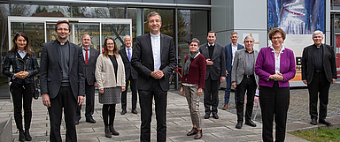 Die Kirchenleitungen der Evangelischen Kirche von Kurhessen-Waldeck und des Bistums Fulda trafen  sich coronakonform im Haus der Kirche in Kassel (v.l.): OLKRin Claudia Brinkmann-Weiß, Domkapitular Thomas Renze, OLKR Dr. Rainer Obrock, Gabriele Beck («Bistumsprozess 2030»), Pfarrer Dr. Martin Streck, Bischof Dr. Michael Gerber, OLKRin Dr. Gudrun Neebe, Diakon Dr. Stefan Wick, Diözesanökonom Gerhard Stanke, Vizepräsident Dr. Volker Knöppel, Bischöfin Dr. Beate Hofmann, Weihbischof Prof. Dr. Karlheinz Diez. Weitere Teilnehmende waren bei dem Treffen digital zugeschaltet.