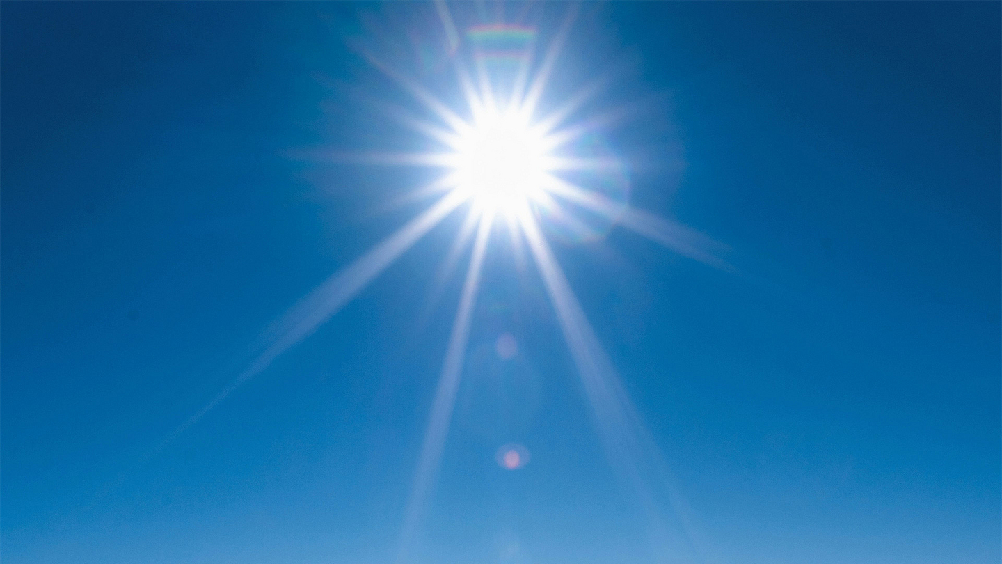 Unser Foto zeigt die Sonne am wolkenlosen Himmel