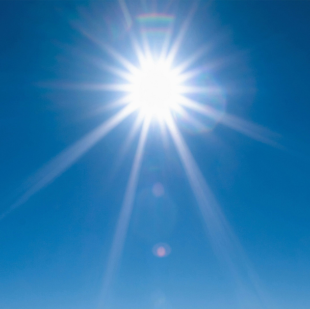 Unser Foto zeigt die Sonne am wolkenlosen Himmel