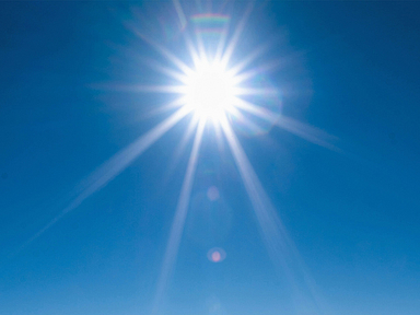 Unser Foto zeigt die Sonne am wolkenlosen Himmel