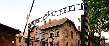 Prangt zynisch über dem Eingang des Stammlagers Auschwitz I: «Arbeit macht frei.» (Foto: Wikipedia/xiquinhosilva)