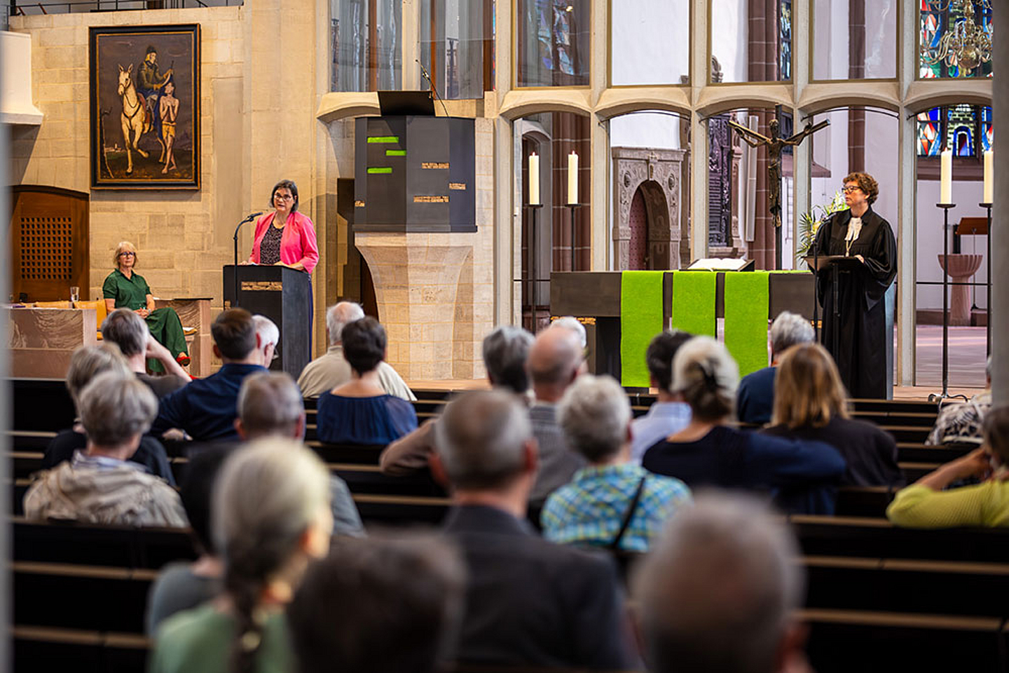 Gottesdienst in der Martinskirche anlässlich 75 Jahre Grundgesetz: Dr. Beate Hofmann (rechts), gemeinsam mit der Präsidentin des Bundessozialgerichts, Dr. Christine Fuchsloch (links). Foto: Karsten Socher. 
