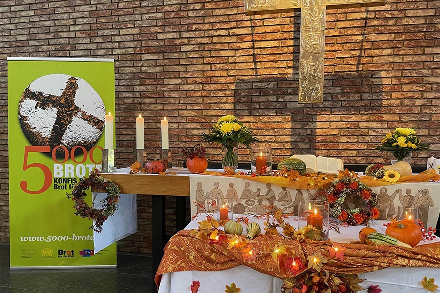 Festlich geschmückter Altar mit Erntegaben