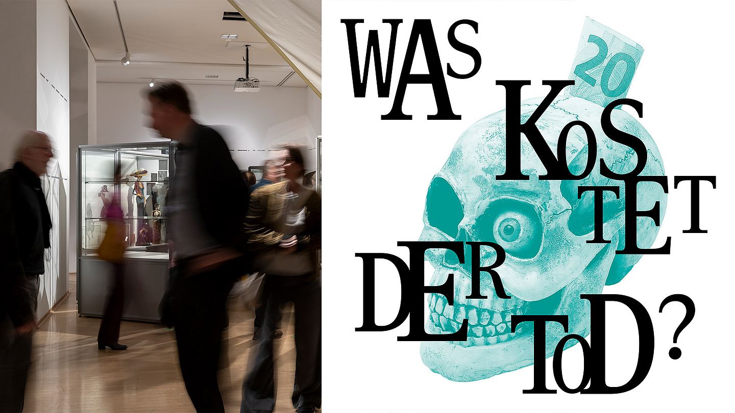 Grafisches Motiv zur Ausstellung „Was kostet der Tod?“. Ein türkisfarbener Totenschädel ist zentral platziert, aus dem Schädel ragt ein Geldschein mit der Zahl 20. Um den Schädel sind große schwarze Buchstaben angeordnet, die den Titel „Was kostet der Tod?“ bilden.
