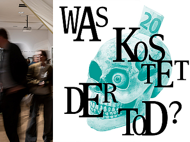 Grafisches Motiv zur Ausstellung „Was kostet der Tod?“. Ein türkisfarbener Totenschädel ist zentral platziert, aus dem Schädel ragt ein Geldschein mit der Zahl 20. Um den Schädel sind große schwarze Buchstaben angeordnet, die den Titel „Was kostet der Tod?“ bilden.