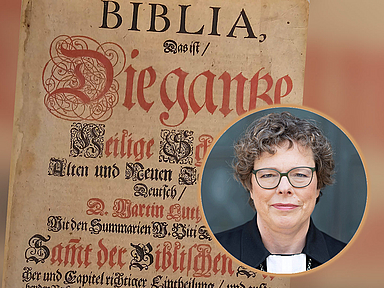Das Bild zeigt die Titelseite der Lutherbibel aus dem Jahr 1671. Der Text „Biblia, Die ganze Heilige Schrift Alten und Neuen Testaments“ ist in roter und schwarzer Frakturschrift gedruckt, mit kunstvollen Initialen. Rechts daneben befindet sich ein rundes Porträtfoto von Bischöfin Beate Hofmann vor neutralem Hintergrund.