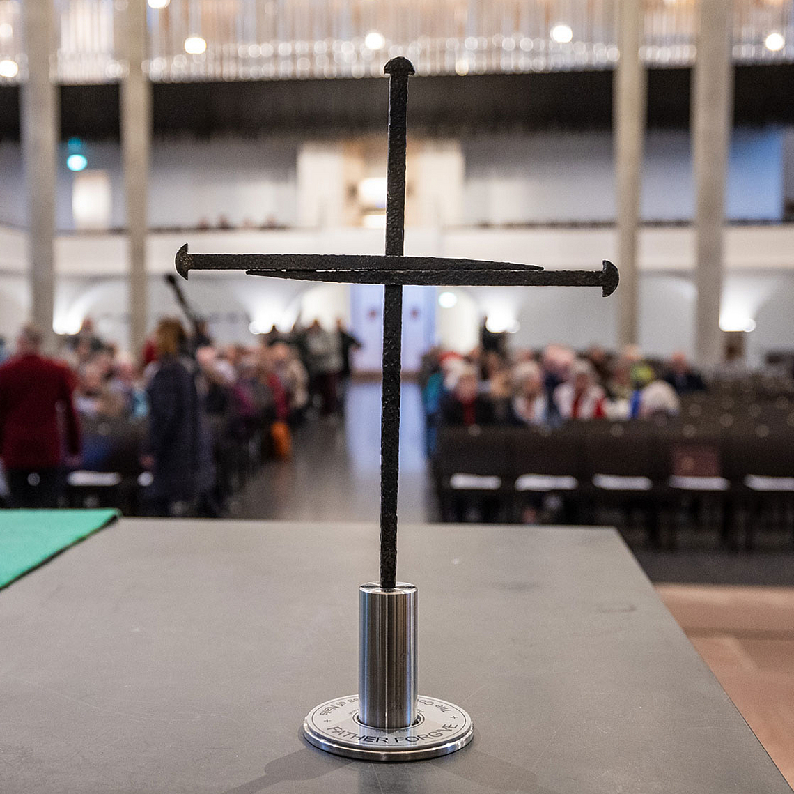 Die Kasseler Martinskirche gehört seit 2025 zum weltweiten Netzwerk von Kirchen, Schulen und Städten, die sich dem Anliegen der Versöhnung, der Hoffnung und des Friedens verpflichtet fühlen. Unser Archiv-Foto zeigt das besondere Kreuz auf dem Altar der Kirche.