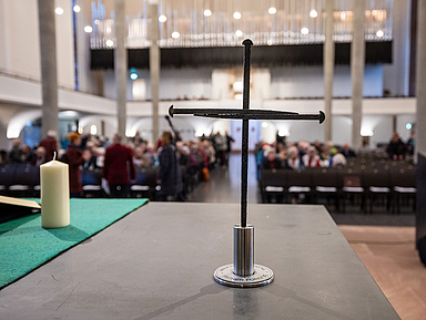Nagelkreuz der Kasseler Martinskirche Die Kasseler Martinskirche gehört seit 2025 zum weltweiten Netzwerk von Kirchen, Schulen und Städten, die sich dem Anliegen der Versöhnung, der Hoffnung und des Friedens verpflichtet fühlen. Unser Archiv-Foto zeigt das besondere Kreuz auf dem Altar der Kirche.