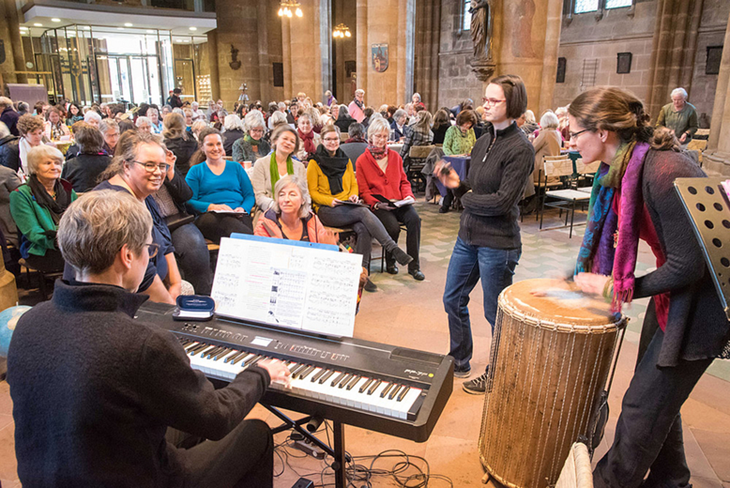Im Vordergrund: Adelheid Böhme (Keyboard) und Kimba Djembe Orchestra.
