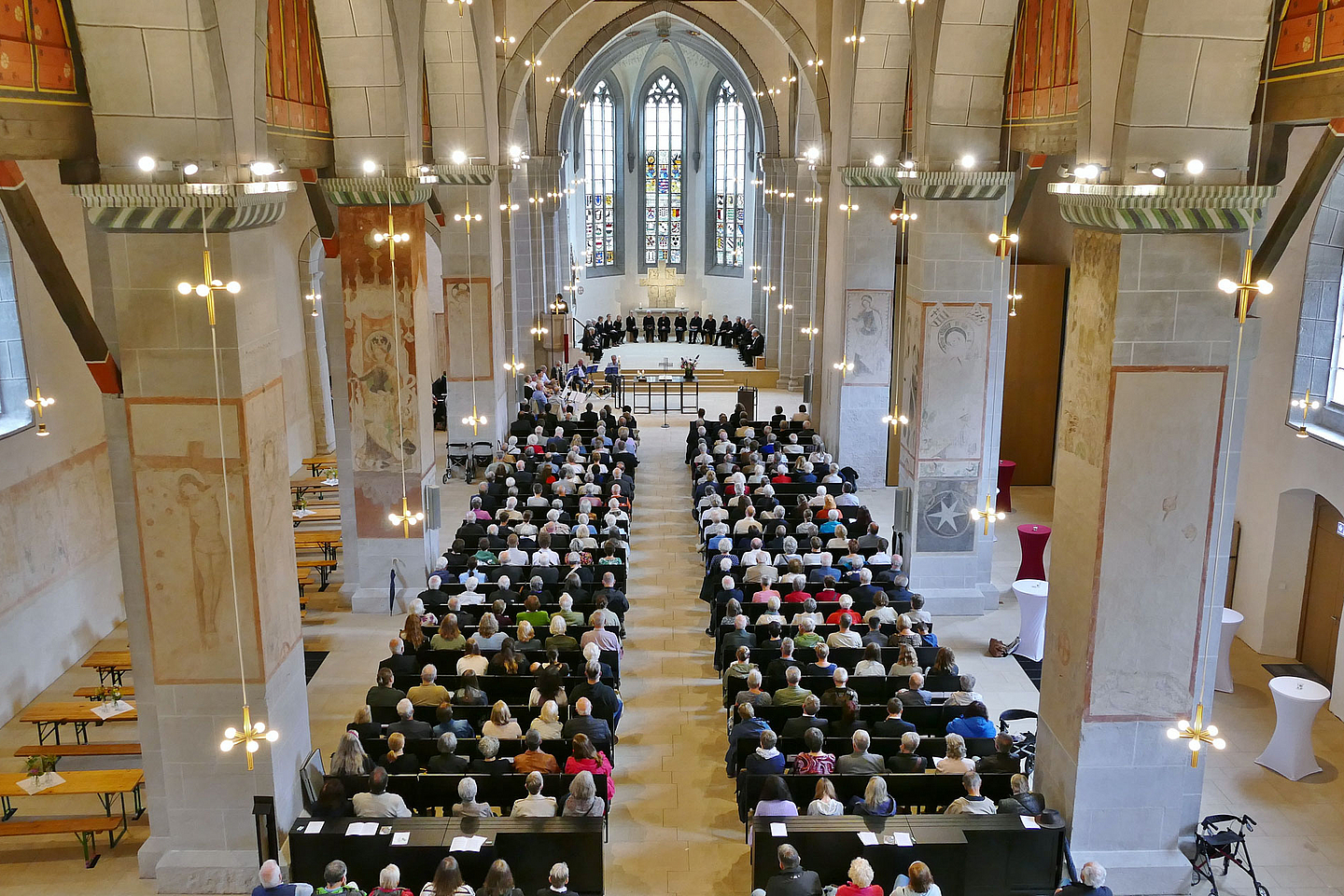 Blick in die gefüllte Stiftskirche.