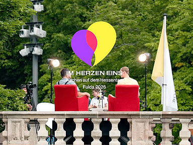 Die Gespräche wurden aus Anlass des Hessentags im Domgarten direkt neben dem Fuldaer Dom aufgezeichnet. Die drei Folgen sind auf dem YouTube-Kanal des Bistums Fulda und hier im Artikel zu finden.