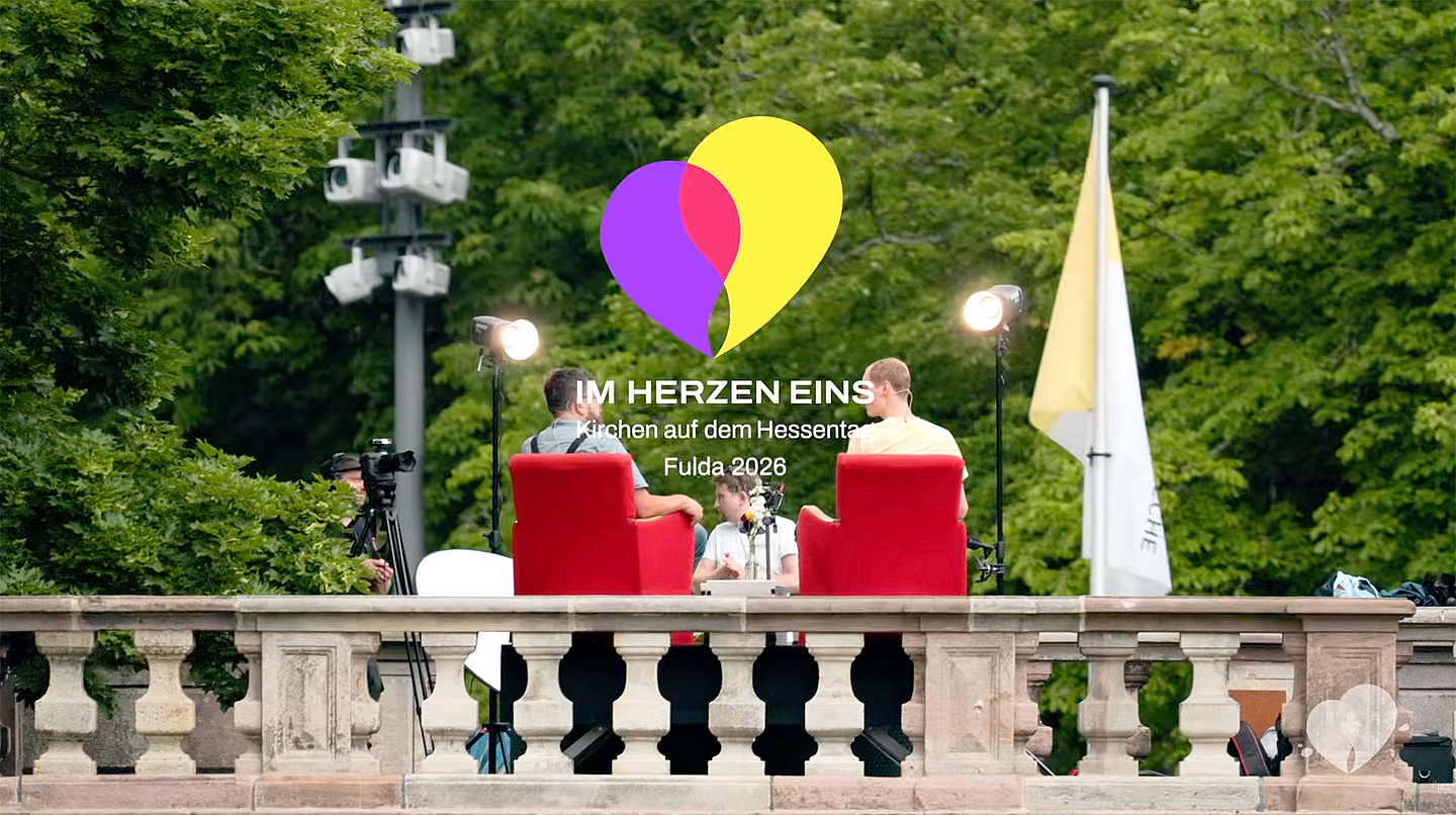 Die Gespräche wurden aus Anlass des Hessentags im Domgarten direkt neben dem Fuldaer Dom aufgezeichnet. Die drei Folgen sind auf dem YouTube-Kanal des Bistums Fulda und hier im Artikel zu finden.