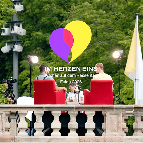 Die Gespräche wurden aus Anlass des Hessentags im Domgarten direkt neben dem Fuldaer Dom aufgezeichnet. Die drei Folgen sind auf dem YouTube-Kanal des Bistums Fulda und hier im Artikel zu finden.