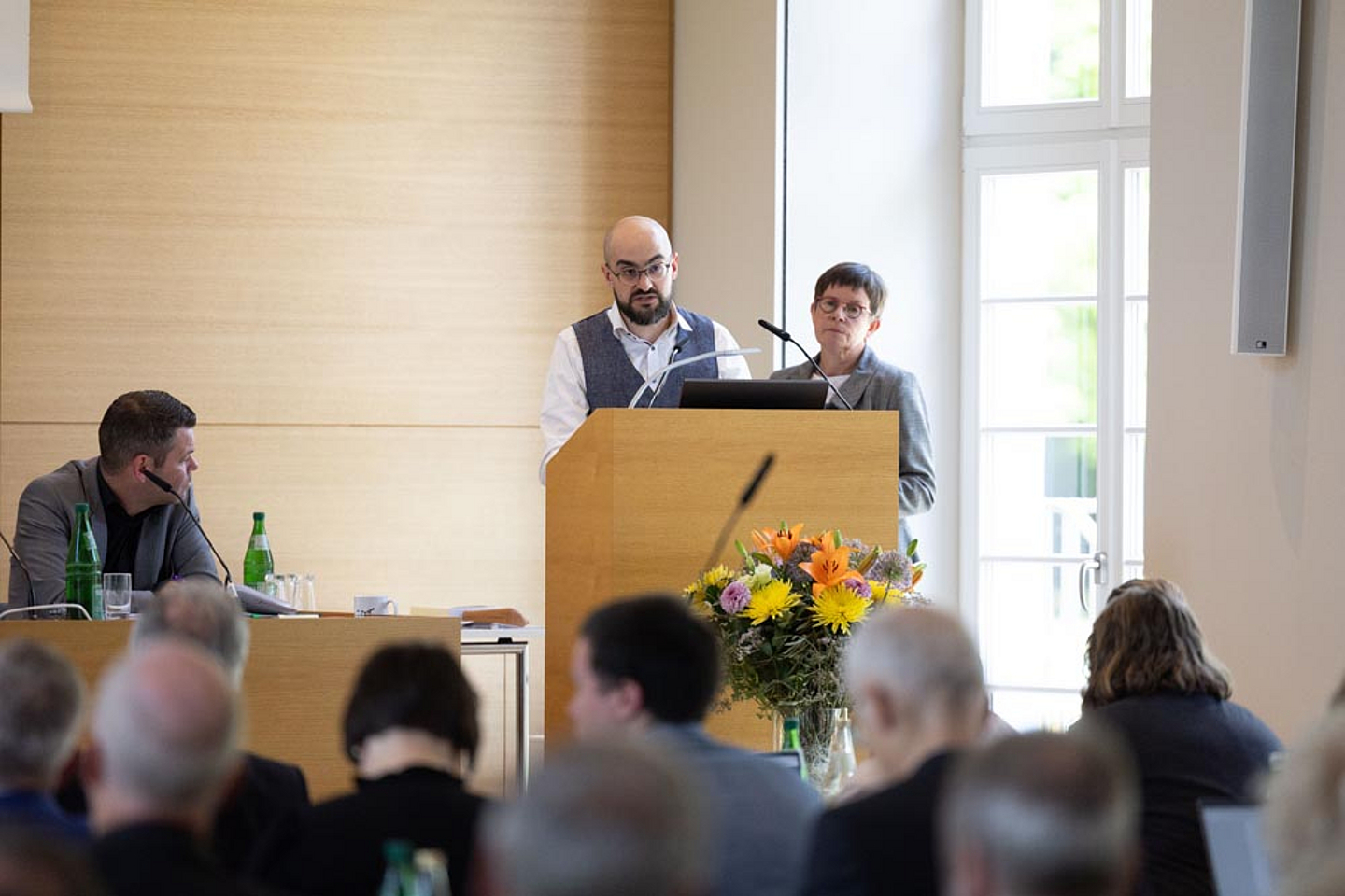 Dr. Giulio Salvati (l., Akademie Hofgeismar) und Dr. Gudrun Neebe (Bildungsdezernentin)