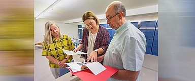 Vizepräsidentin Dr. Katharina Apel (Mitte), Archivleiterin Dr. Bettina Wischhoefer (l.) und ihr Stellvertreter, Peter Heidtmann-Unglaube (r.) mit dem Original eines Orgelbau-Angebots aus dem Jahr 1840 für den Bau einer neuen Orgel im Heimatort der Vizepräsidentin in Hilgershausen. (Foto: medio.tv/Schauderna)
