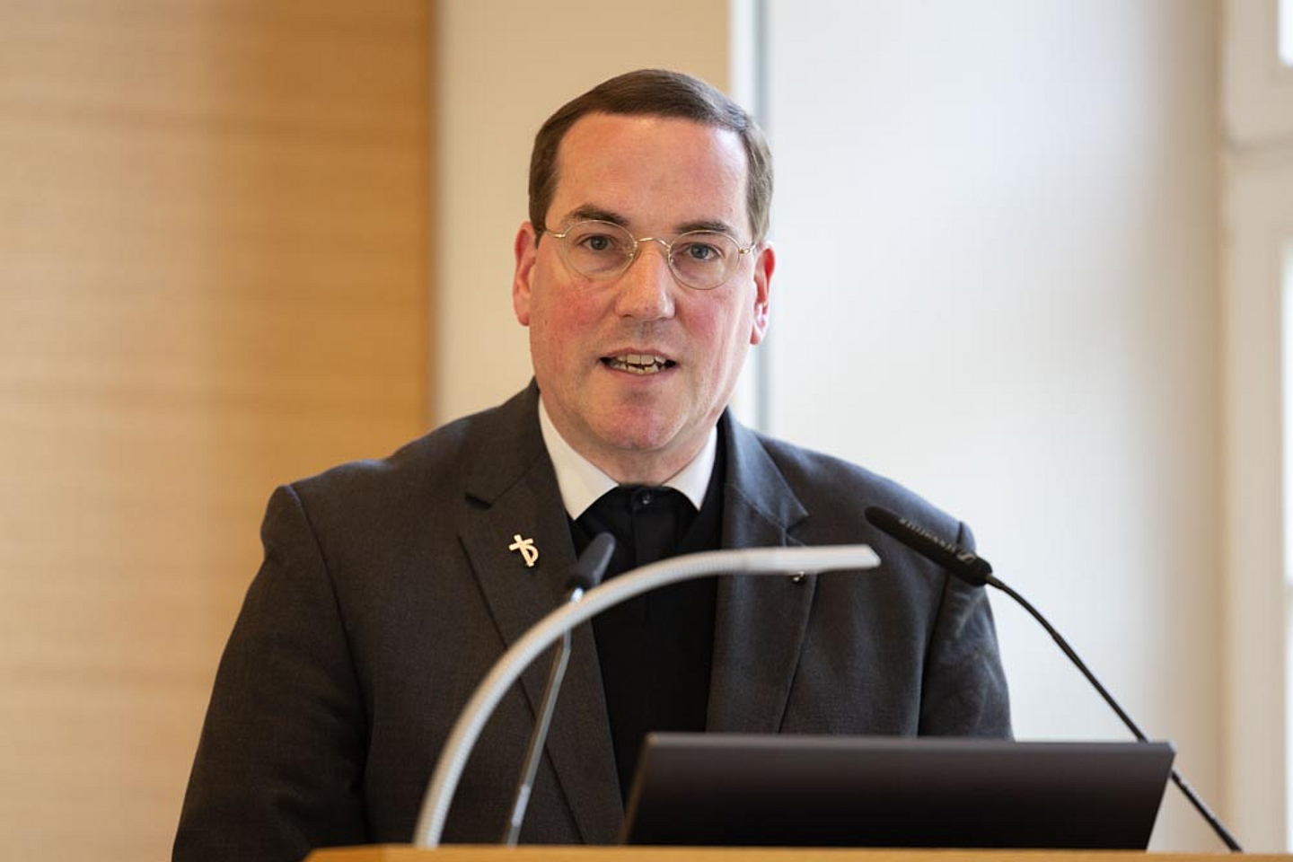 Diakon Dr. Stefan Wick, Liturgiereferent des Bistums Fulda mit dem Grußwort des Bistums Fulda