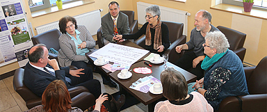 Workshop bei der Zukunftskonferenz zum Jubiläum: Mit viel Engagement sammelten die Teilnehmenden in Wabern Ideen zum Thema «Nachbarschaft». (Fotos: Uli Köster)