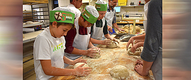 Unser Foto zeigt Konfirmanden in Aktion. (Quelle: Evangelischer Verband Kirche-Wirtschaft-Arbeitswelt) 