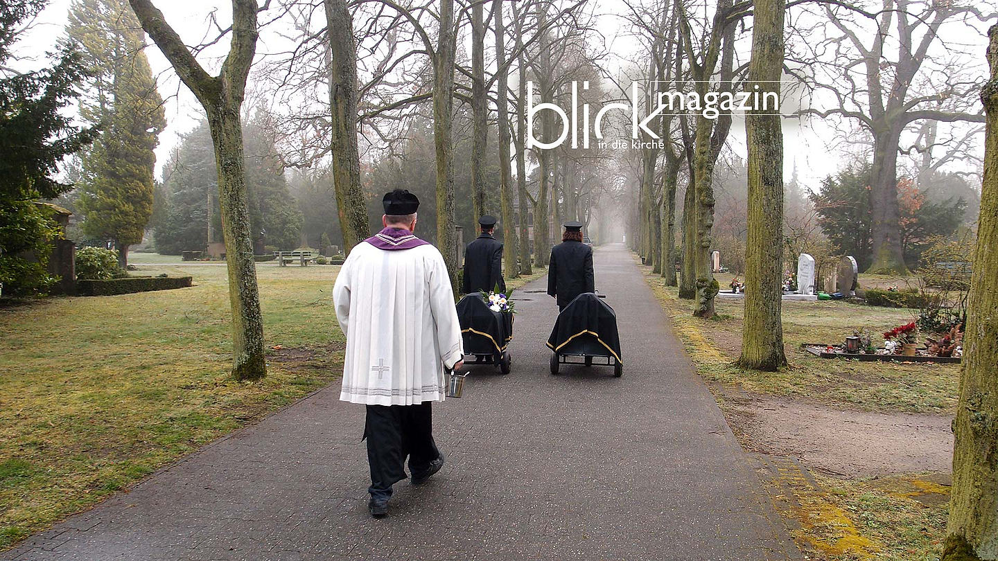 Dechant Andreas Weber begleitet Kindersärge zur Grabstätte auf dem Hanauer Hauptfriedhof.