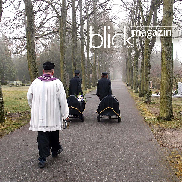 Dechant Andreas Weber begleitet Kindersärge zur Grabstätte auf dem Hanauer Hauptfriedhof.