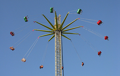 Kettenkarussell mit Fahrenden in großer Höhe. Foto (Ausschnitt): Gaby Bessen, pfarrbriefservice.de Kettenkarussell mit Fahrenden in großer Höhe. Foto (Ausschnitt): Gaby Bessen, pfarrbriefservice.de