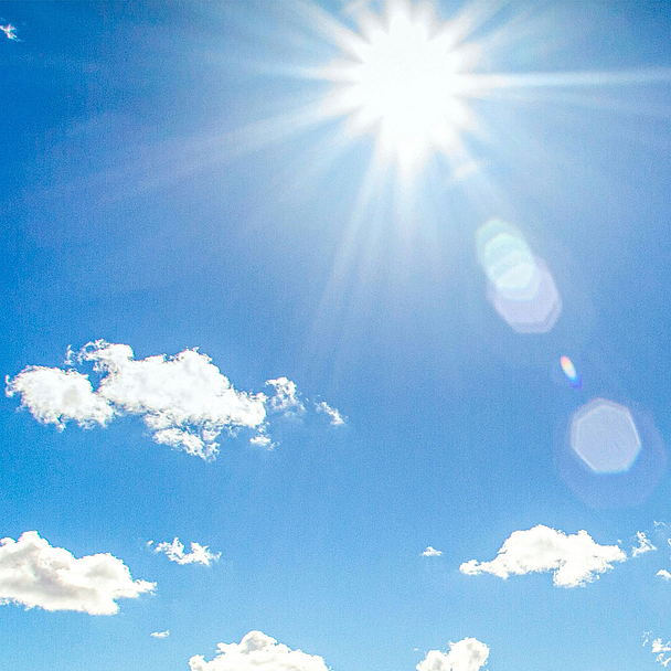 Hochsommer in Hessen: Unser Foto zeigt die Sonne am blauen Himmel mit ein paar Wolken.