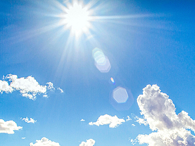 Hochsommer in Hessen: Unser Foto zeigt die Sonne am blauen Himmel mit ein paar Wolken.