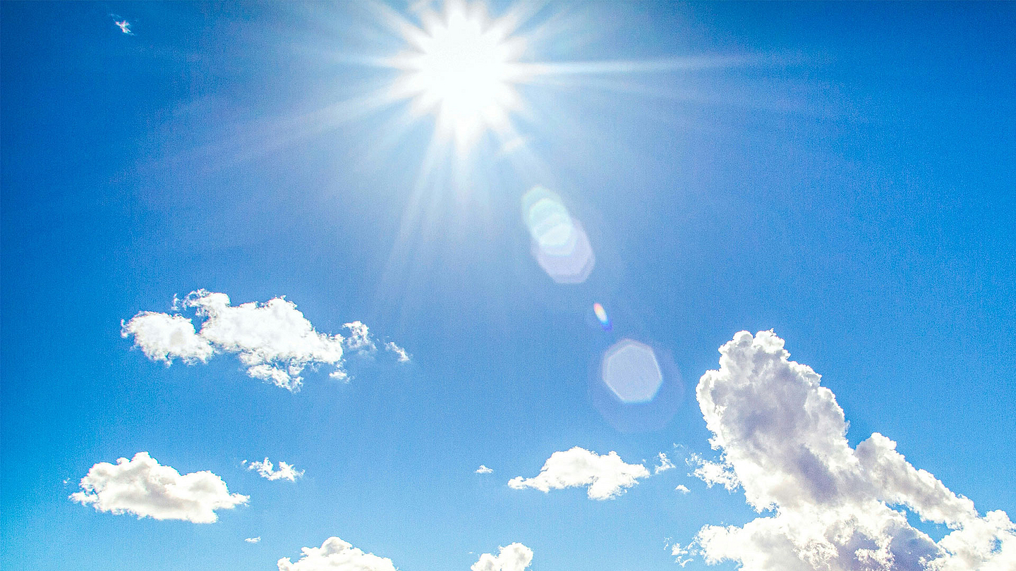 Hochsommer in Hessen: Unser Foto zeigt die Sonne am blauen Himmel mit ein paar Wolken.