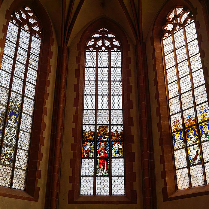 Das zentrale Chorfenster mit der Darstellung des auferweckten Christus, flankiert von Maria Magdalena und Bischof Nikolaus