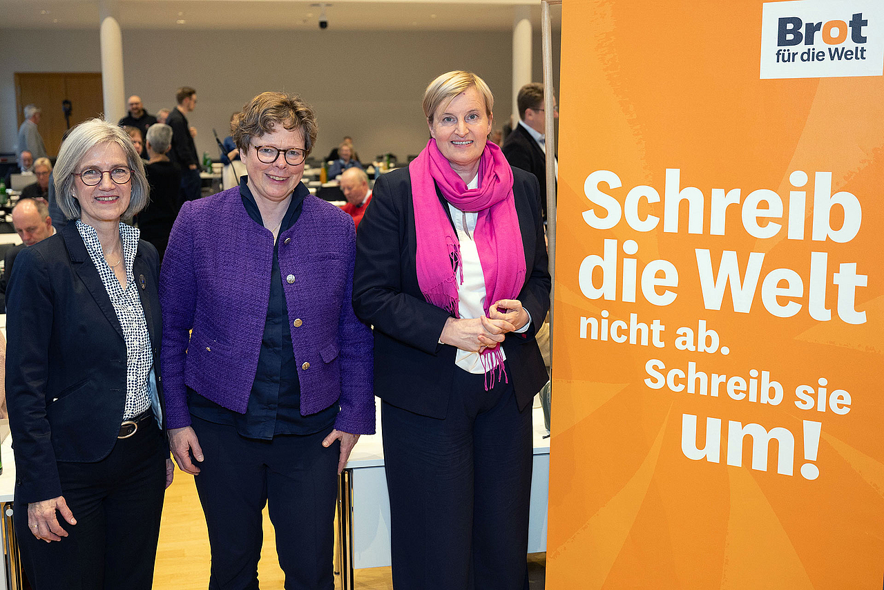 Das Foto zeigt (v.l.) Kirchenrätin Dr. Isabell Schneider-Wölfinger, Bischöfin Dr. Beate Hofmann und Pfarrerin Dr. Dagmar Pruin (Präsidentin von Brot für die Welt und der Diakonie Katastrophenhilfe) im Synodalsaal in Hofgeismar.