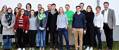 Dekan Dr. Martin Lückhoff (rechts) und Maike Westhelle, Leiterin des Studienhauses der EKKW zusammen mit den Gemeindepraktikanten. (Foto: Ulrike Pongratz)