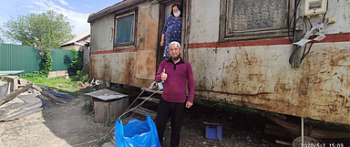 Unser Foto zeigt eine Familie in Kirgisien. Die schwangere Frau lebt mit ihrem Mann und drei Kindern in dem alten Bauwagen in Tokmok und erhält dort Unterstützung von der Evangelisch-Lutherischen Kirche in Kirgisien. (Foto: Mariia Bekker, Bishkek) 
 