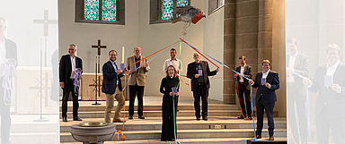 Christuskirchen-Pfarrerin Jana Koch-Zeißig mit engagierten Gemeindemitgliedern, dem Künstler Christoph Goy und Fuldas Oberbürgermeister Heiko Wingenfeld bei der Eröffnung. (Foto: medio.tv/Stübing)