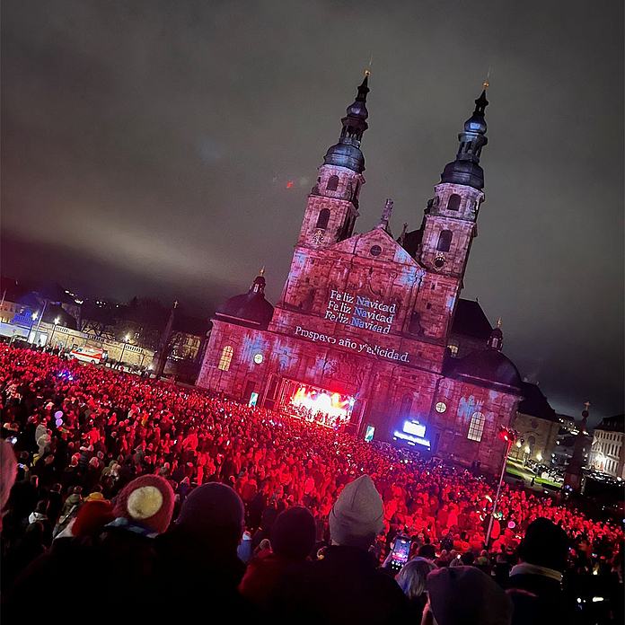 Der Fuldaer Dom und rund 14.000 Menschen singend davor. Der Fuldaer Dom und rund 14.000 Menschen singend davor.