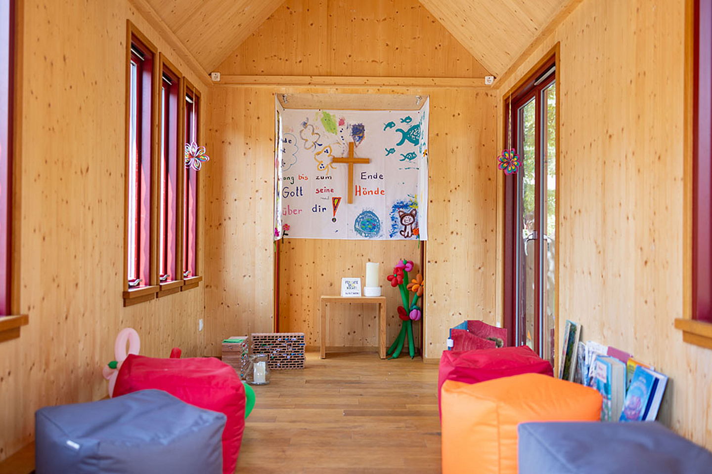 Der Innenraum der Tiny Church ist liebevoll gestaltet. 