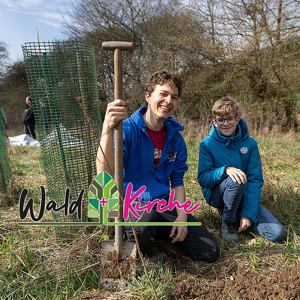 Jugendarbeiter Hannes Ryder (l.) mit Konfirmand Mathis aus Heskem beim Pflanzen eines Baumes. Insgesamt wurden an dem Tag 280 neue Bäume gepflanzt.