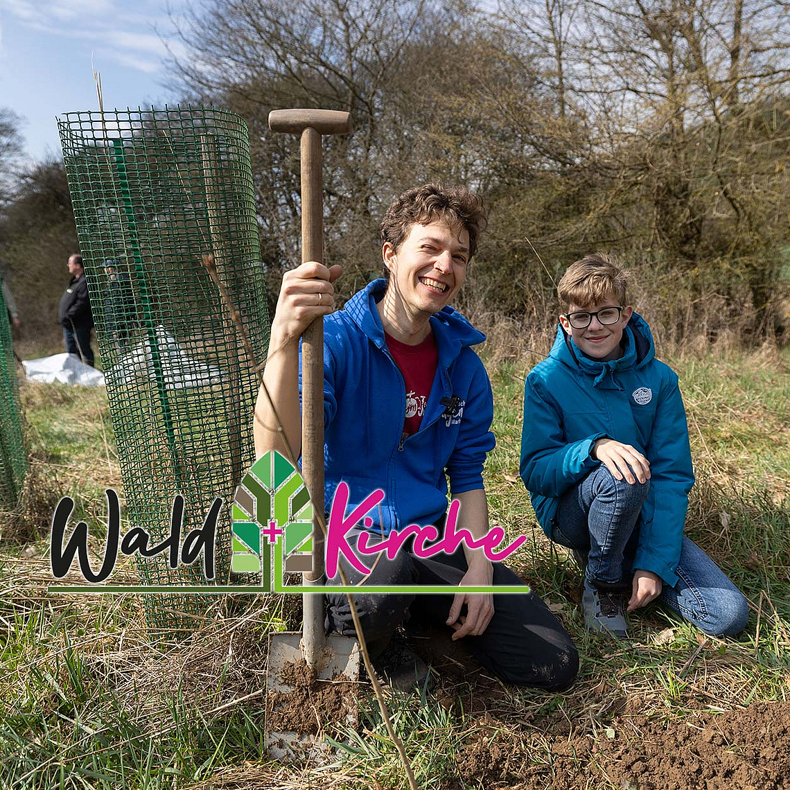 Jugendarbeiter Hannes Ryder (l.) mit Konfirmand Mathis aus Heskem-Mölln beim Pflanzen eines Baumes. Insgesamt wurden an dem Tag 280 neue Bäume gepflanzt.