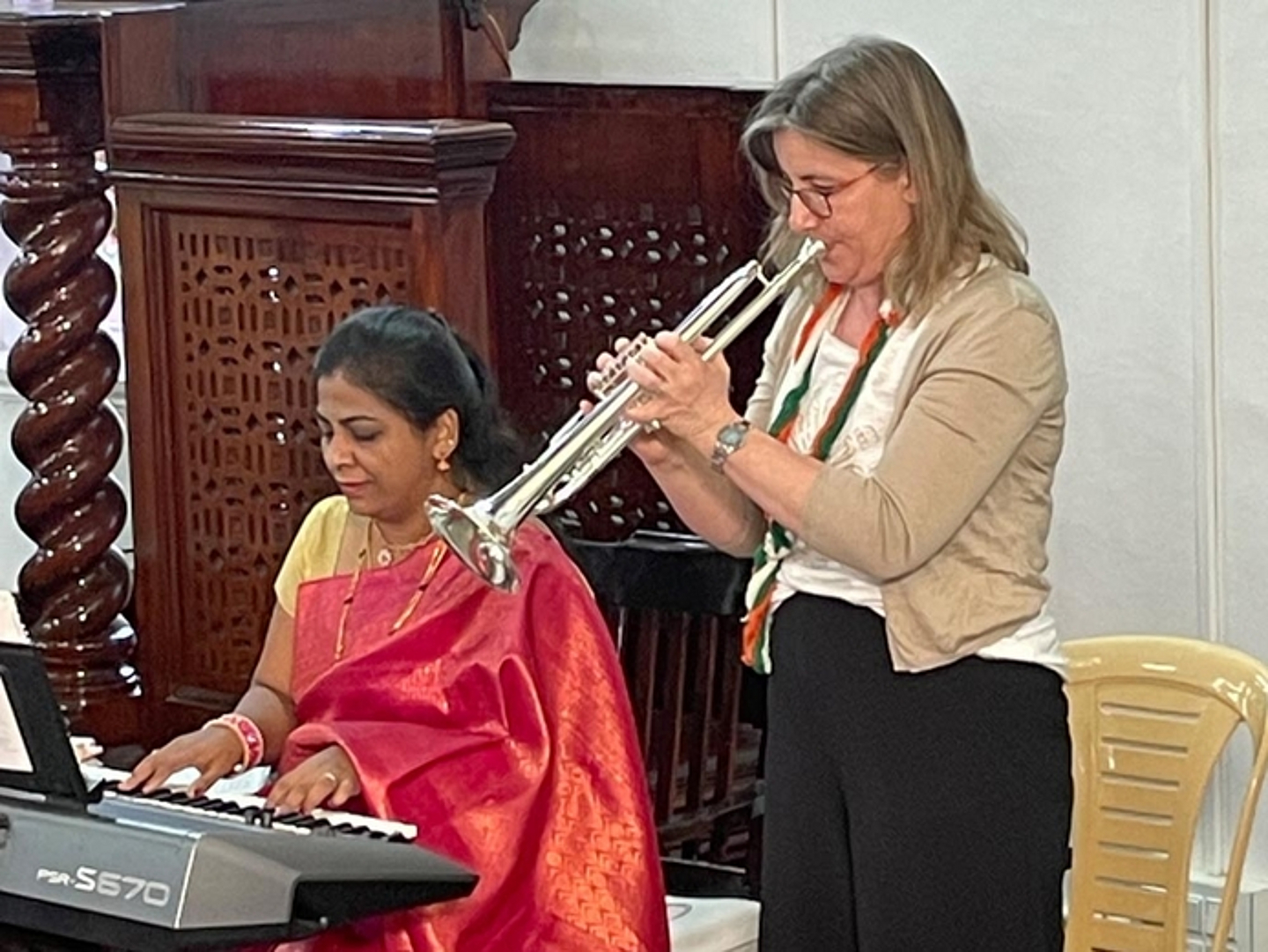 Am 14. Januar: Abschlussgottesdienst St. Andrews, Hubli: Ruth Eckhardt (Melsungen) begleitet Keyboarderin mit der Trompete. (Foto: Müller)