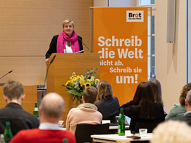 Seit 2014 steige die Zahl der Hungernden wieder an; seit 2020 sogar sprunghaft – „obwohl es weltweit genügend Nahrungsmittel gibt und mehr produziert wird als je zuvor“, führte Dagmar Pruin  in ihrem Vortrag vor Augen. Unser Foto zeigt sie im Synodalsaal in Hofgeismar.