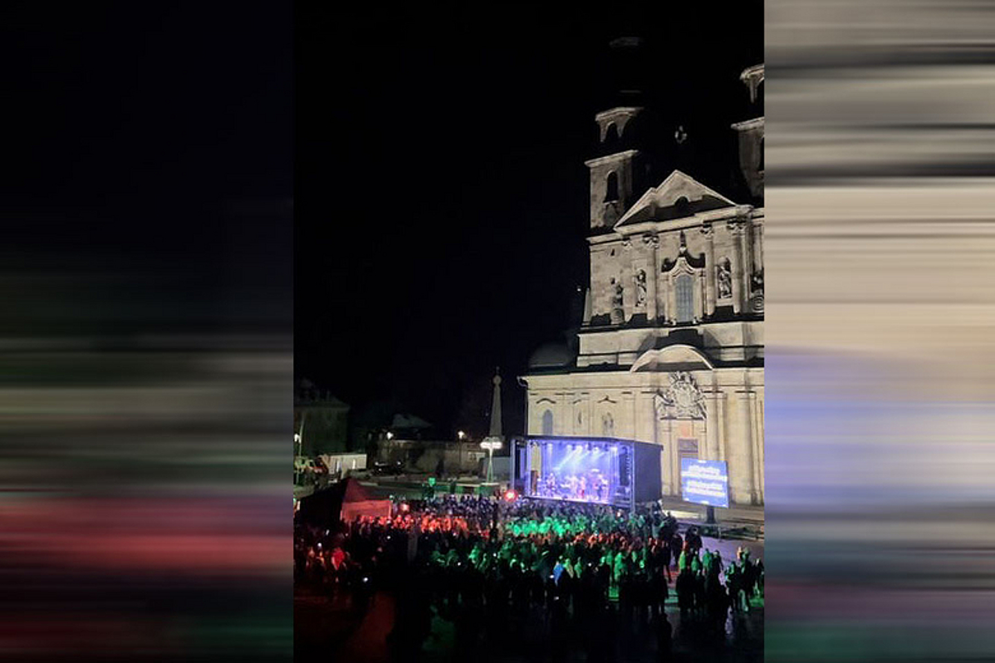 Obwohl die Temperaturen unter dem Gefrierpunkt lagen, gab es für die Menschen vor dem Fuldaer Dom viel warme Emotionen. (Foto: Kreuzkirche Fulda)