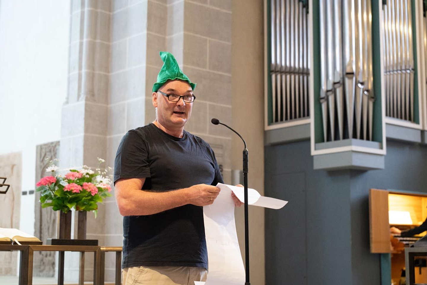 Thomas Meth mit Narrenkappe während des Gottesdienstes