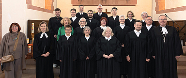 Die eingeführten Prädikantinnen und Prädikanten mit u.a. Prälat Burkhard zur Nieden (1.R.r.), Studienleiterin Pfarrerin Irmhild Heinicke (3.R.r.), Pfarrerin Christina Gatzke (1.R.2.v.l.) Prälatin i.R. Marita Natt (2.R.l.) und Prädikantin Marlies Todt (1.R.l.). Foto: medio.tv/Schauderna