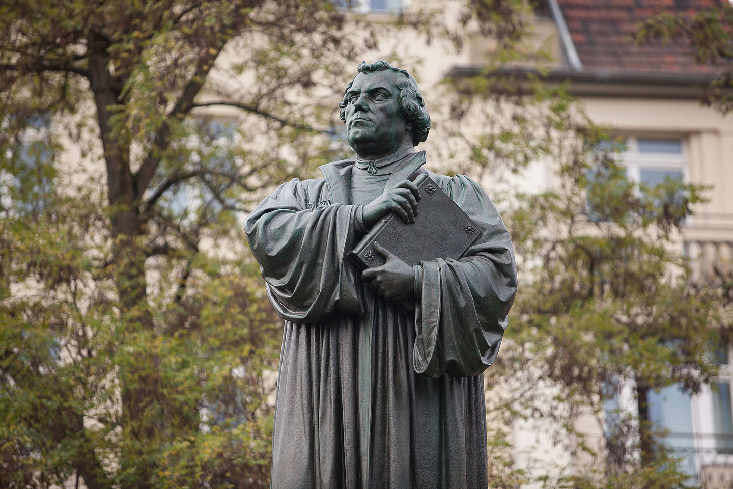 Statue Luthers auf dem Karlsplatz in Eisenach.