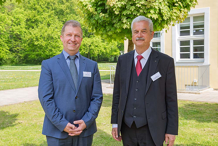 Frühjahrssynode der EKKW 2022 Tag 1 Dr. Michael Schneider (l.) übernimmt von Kirchenrat Dr. Thomas Dittmann, der 30 Jahre Mitglied des so genannten Kirchenparlaments und seit 2016 dessen Präses war. (Foto: medio.tv/Schauderna)